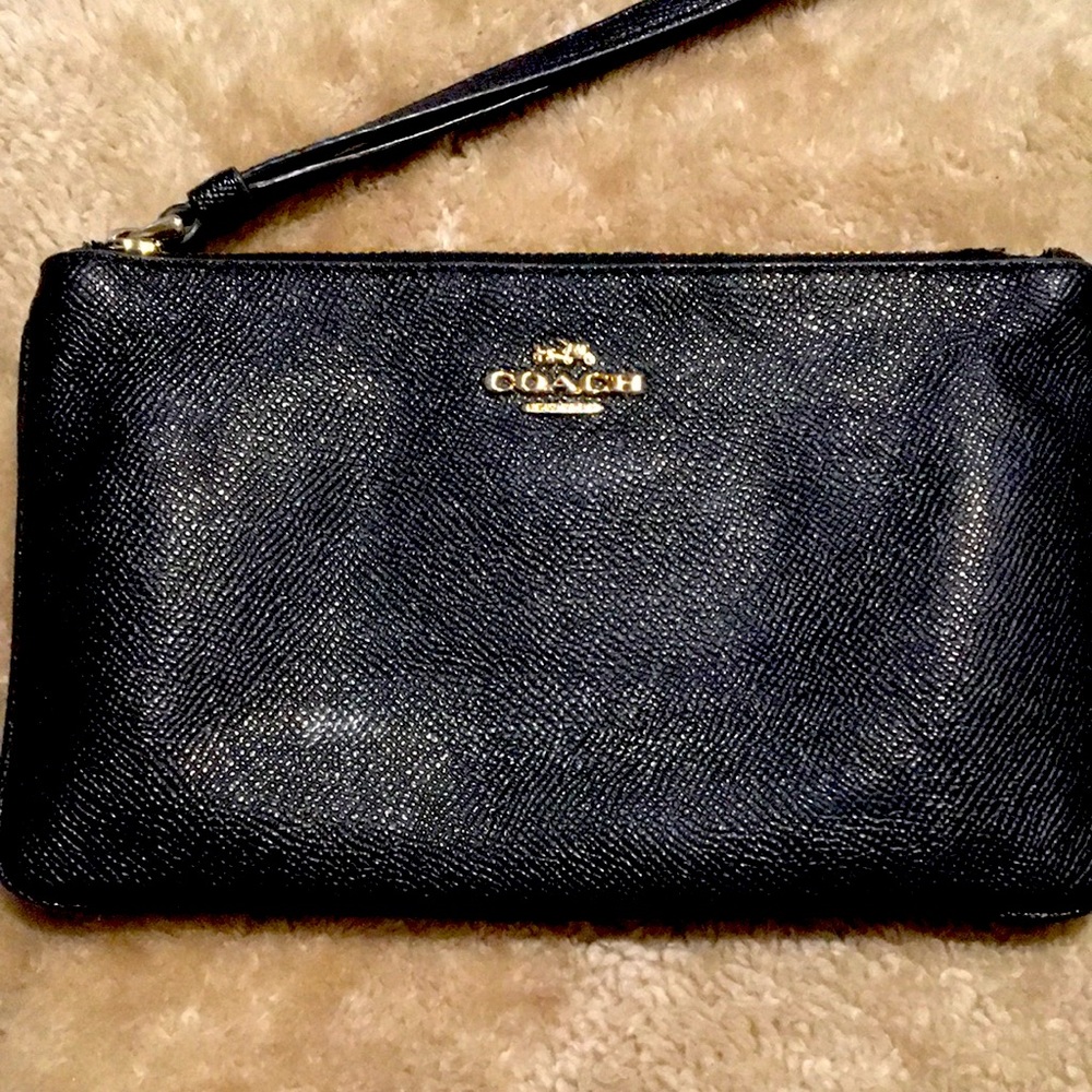 Gently used coach wristlet. Make me an offer!measurements  5x8
